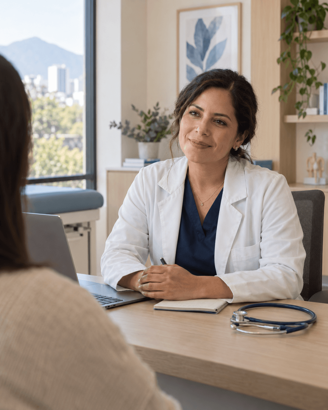 Una doctora escuchando a su paciente en un consultorio